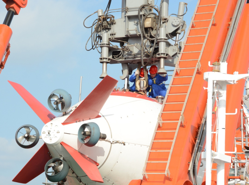 当日，“蛟龙”号载人潜水器在国家深?；毓芾碇行穆胪方醒萘?，复核潜水器全系统功能，验证母船水面支持系统，完善下潜操作流程，并对部分人员进行岗位适应性培训，备战明年的中国大洋第38航次科考任务。