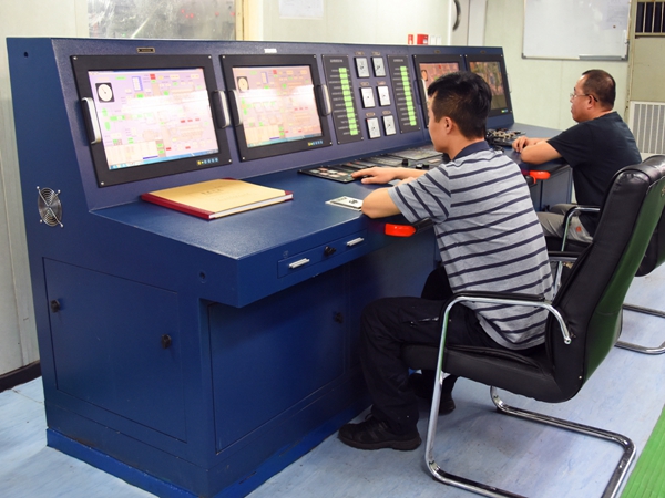 3月29日晚，“大洋一号”三管轮孔祥强（左）正在监测设备运转情况。（大洋协会供图）