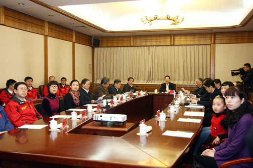 中共中央政治局常委、国务院副总理张高丽视频连线极地大洋科考队员  